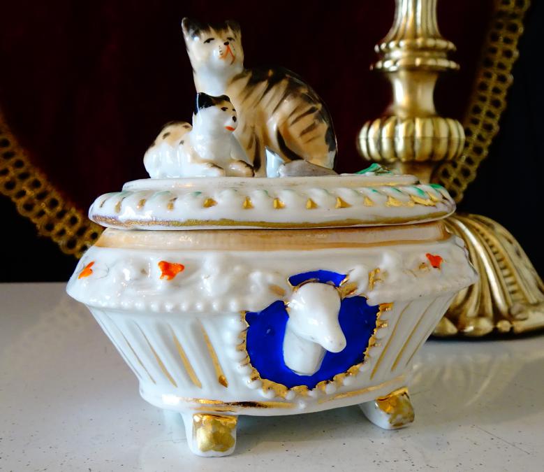 Стара немска порцеланова кутийка за бижута и дребни предмети на немска