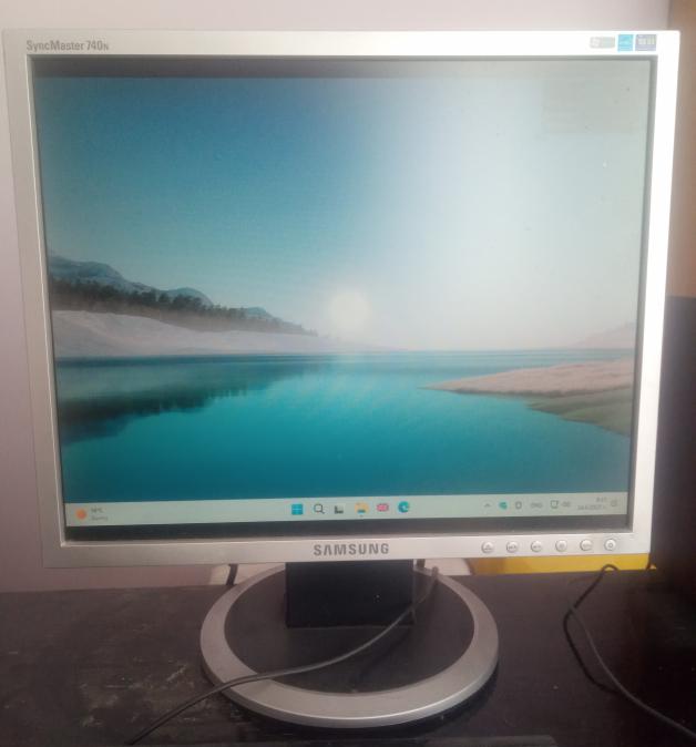 Монитор Samsung Syncmaster 740n - 17 инча