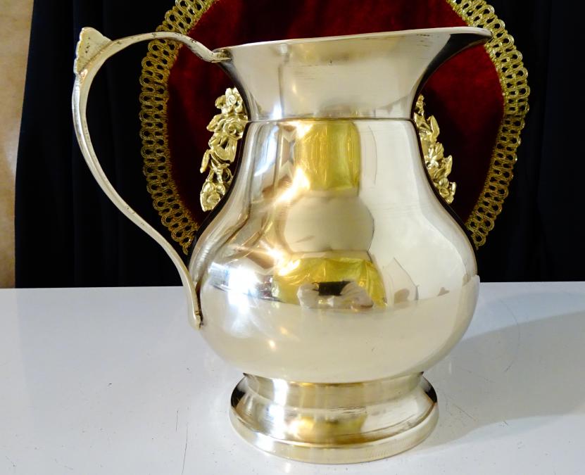 Масивна бронзова кана за вино 1.2 л.