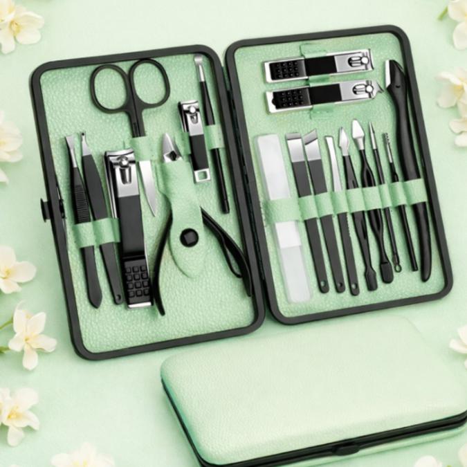 Комплект за маникюр от 18 части в елегантен зелен калъф