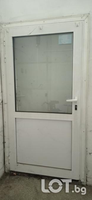 Продавам алуминиева врата с остъкление