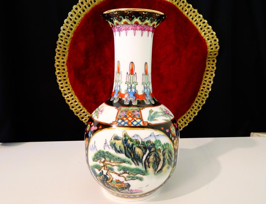 Китайска ваза, ръчно декорирана, злато.