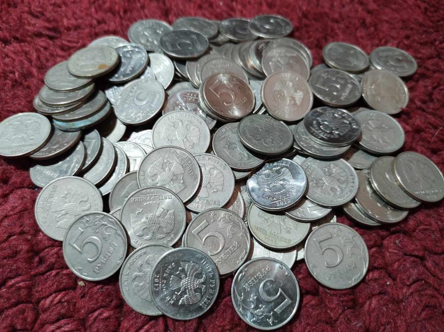Лот от над 100бр. монети с номинал от 5 рубли