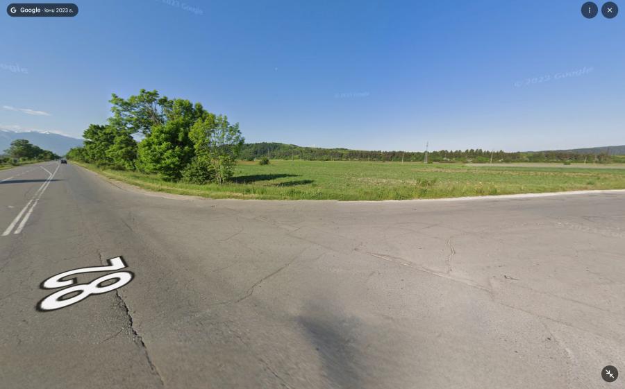 Продавам ПИ - 3442м със 115 метра лице на главен път E82 - Боровец-сам..