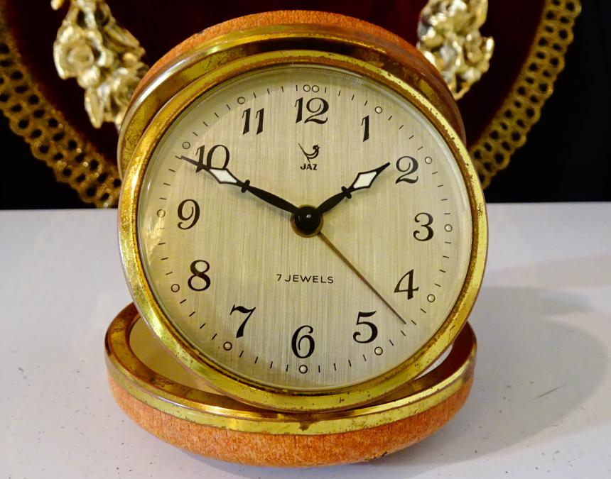 Френски механичен часовник, будилник Jaz, рубини, кожа.