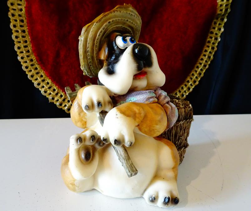 Порцеланова фигура Куче земеделец, касичка.