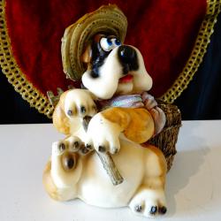 Порцеланова фигура Куче земеделец, касичка.