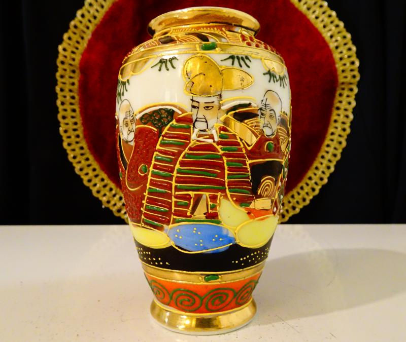 Порцеланова ваза Satsuma, злато, емайли, печат.