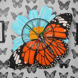 Хендмейд стенен часовник с пеперуда и цвете.