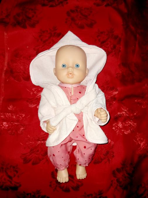 Бебе с розова дреха и халат