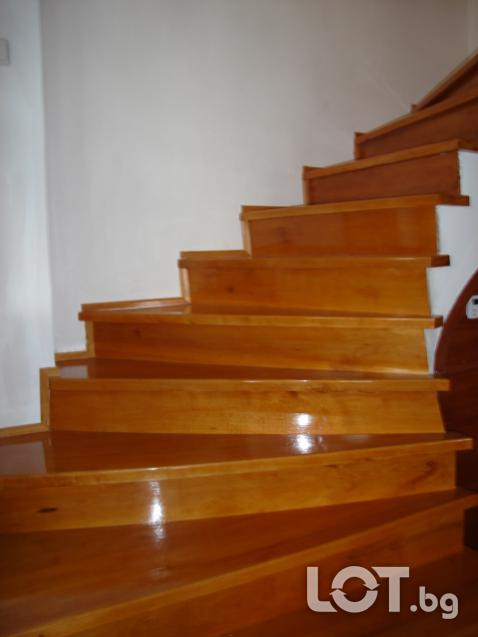 Дървени стъпала и стълбища