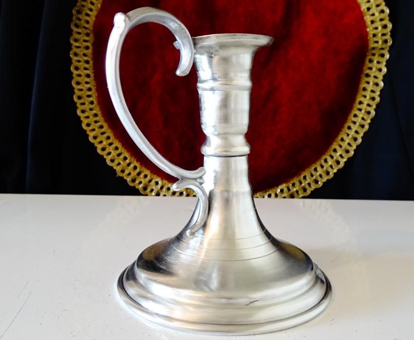 Свещник от калай с дръжка, ръкохватка.