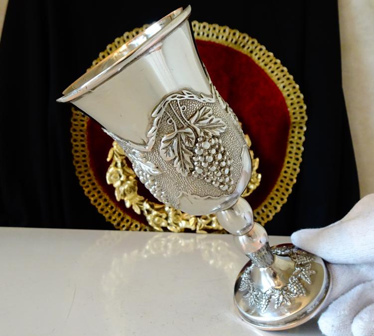 Посребрен меден бокал, чаша за вино, лози, грозде.