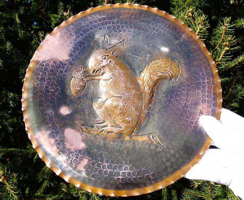 Медна чиния за стена, пано с релефна катеричка.