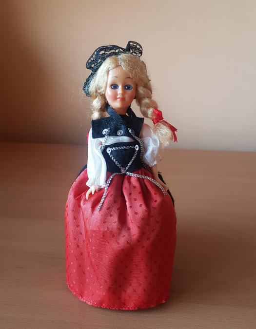 Старинна кукла в традиционно френско облекло