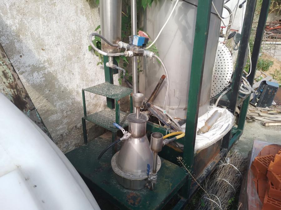 Продавам малка, мобилна дестилерия за етерично масло.