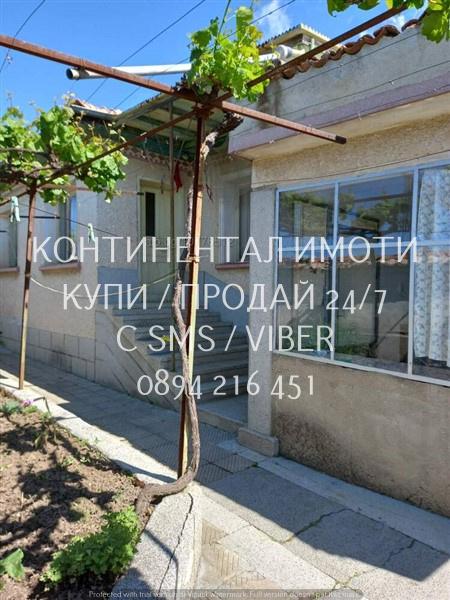 Код 63147. Едноетажна тухлена къща 60м2 с голям двор 2100м2. към къщат