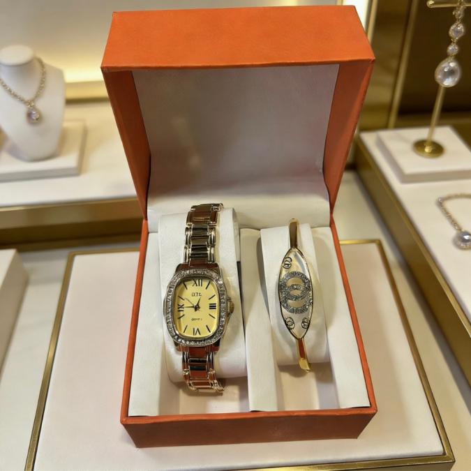Луксозен дамски комплект Елегантен часовник с кристали и стилна гривн