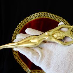 Бронзова отварачка, фигура гола жена, голо тяло, еротика.