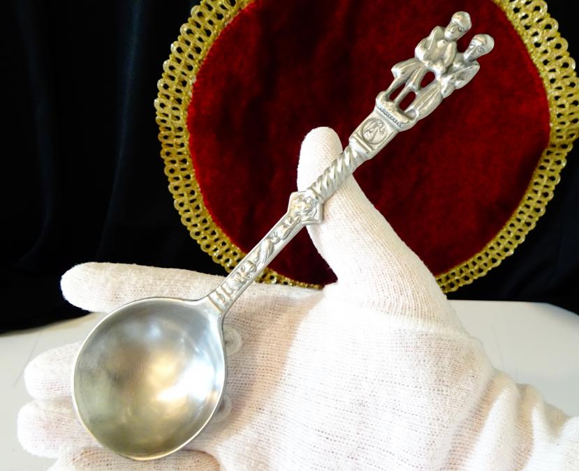 Калаена лъжица за калаена сватба с фигури на съпрузи, светец, щъркел.