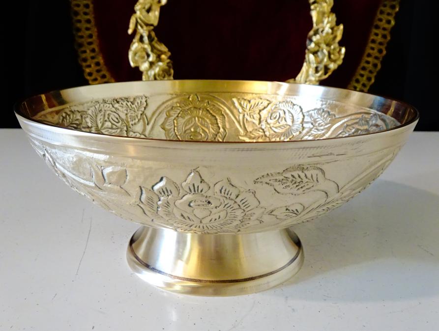 Бронзова бонбониера, съд за сервиране, релефни рози.