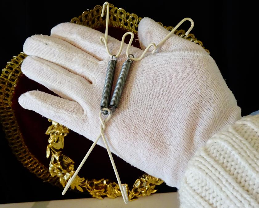 Стара закачалка за стенна чиния, пано.