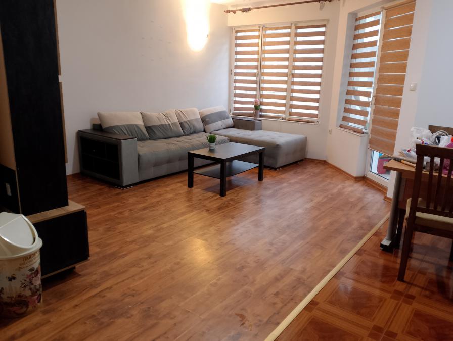 Дава под наем малък 2-стаен апартамент в гр. Бургас жк. Възраждане