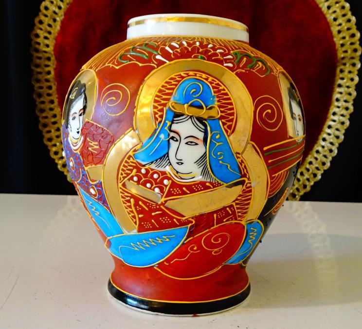 Японска порцеланова ваза Satsuma, злато, печат.