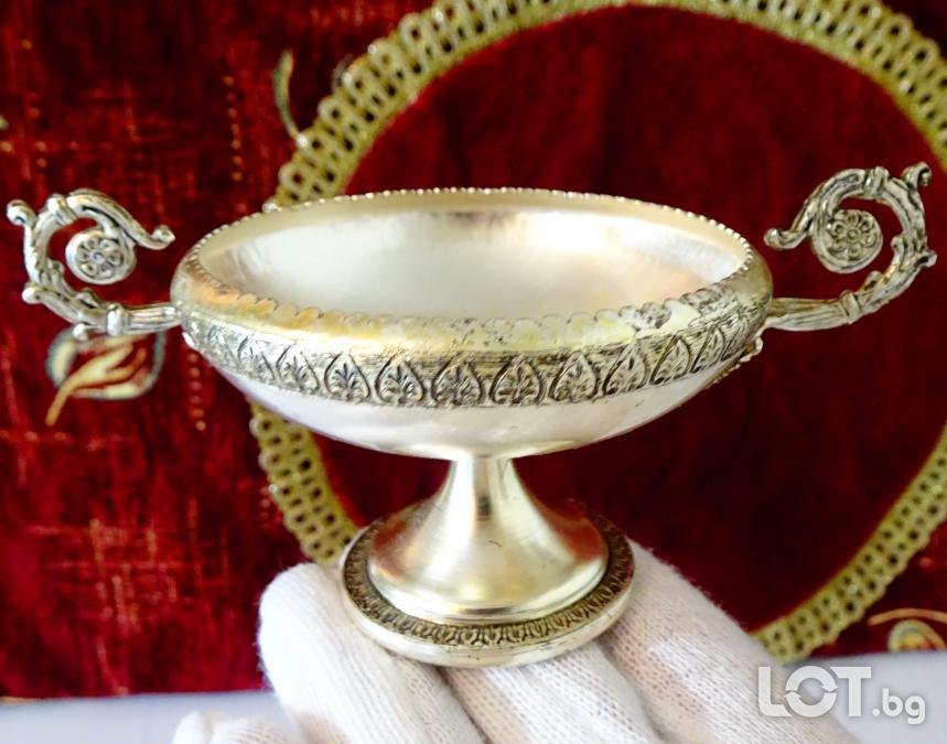 Посребрена сомелиерска чаша на столче.
