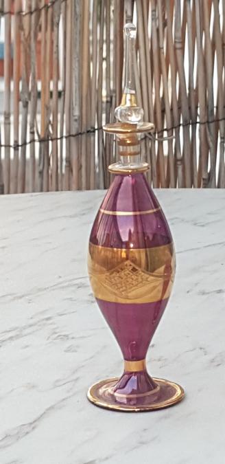 Старинен стъклен флакон за парфюм