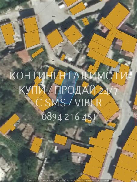 Дворно място 150м2 с полуразрушена къща 50м2. Издадена е виза