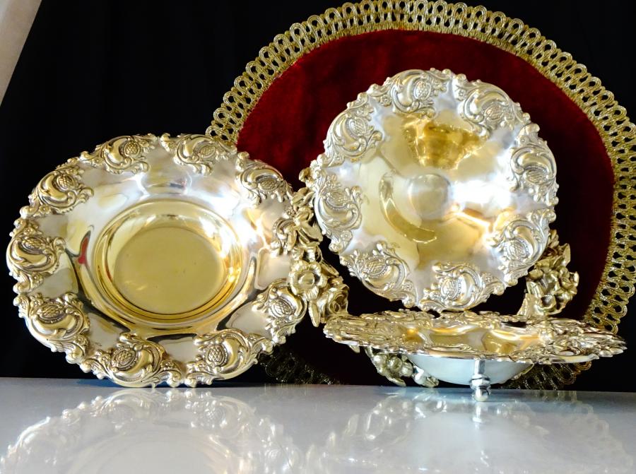 Посребрена фруктиера, позлата, приказни барокови орнаменти.
