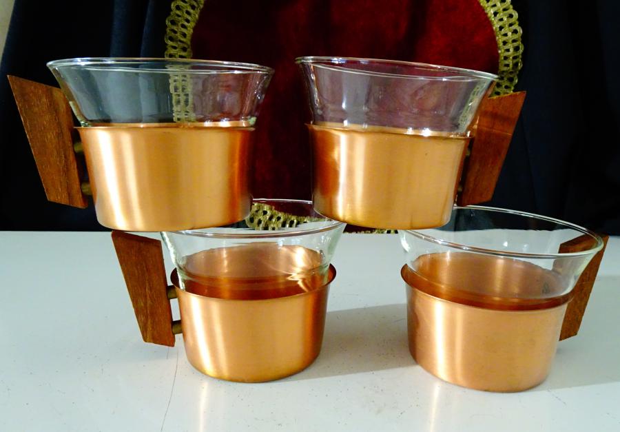 Медни чаши, чиста мед плюс стъклена чаша.