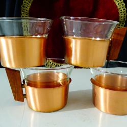 Медни чаши, чиста мед плюс стъклена чаша.