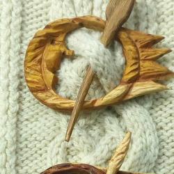 Комплект брошки за плетени дрехи.