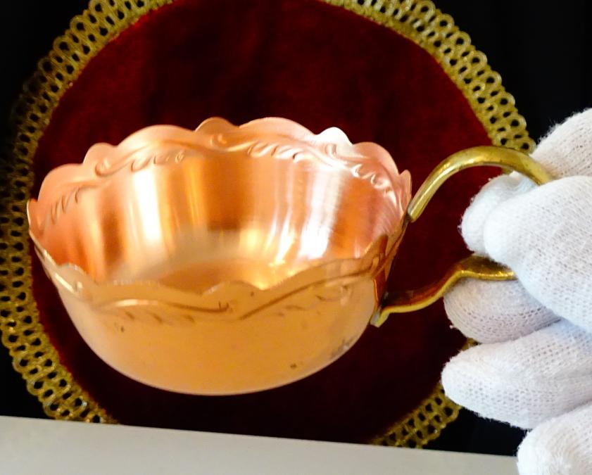 Красива медна чаша, чиста червена мед, барок.