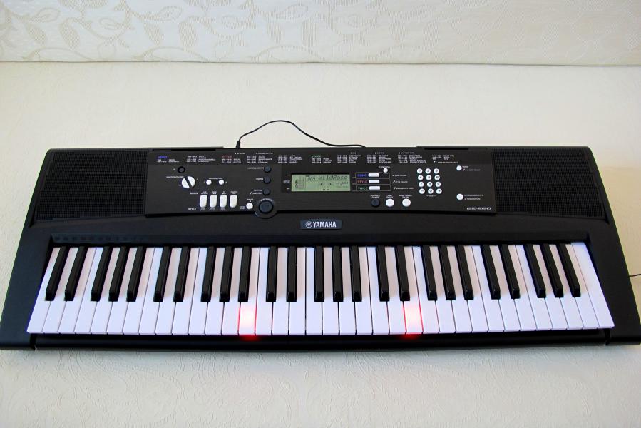 Yamaha  Синтезатор с 5 октави, динамична светеща клавиатура и подарък