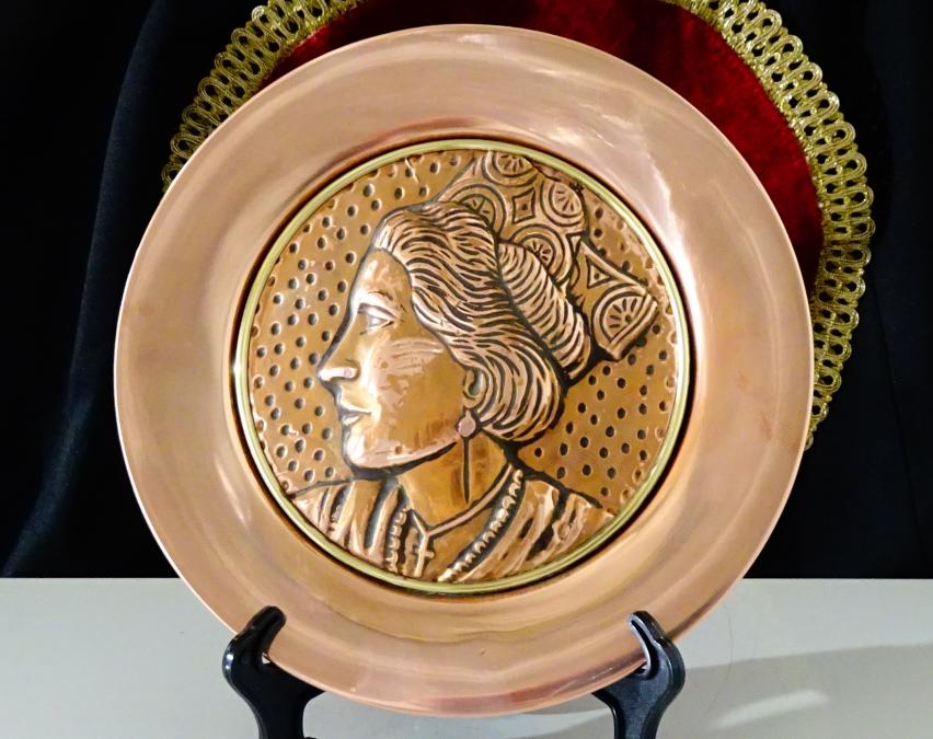 Медна чиния за стена, пано с портрет на дама, лице, профил.