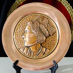 Медна чиния за стена, пано с портрет на дама, лице, профил.