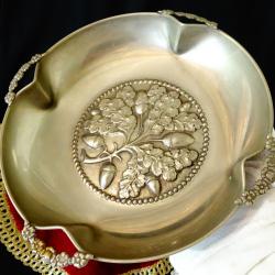 Посребрена фруктиера, жълъди, рози.