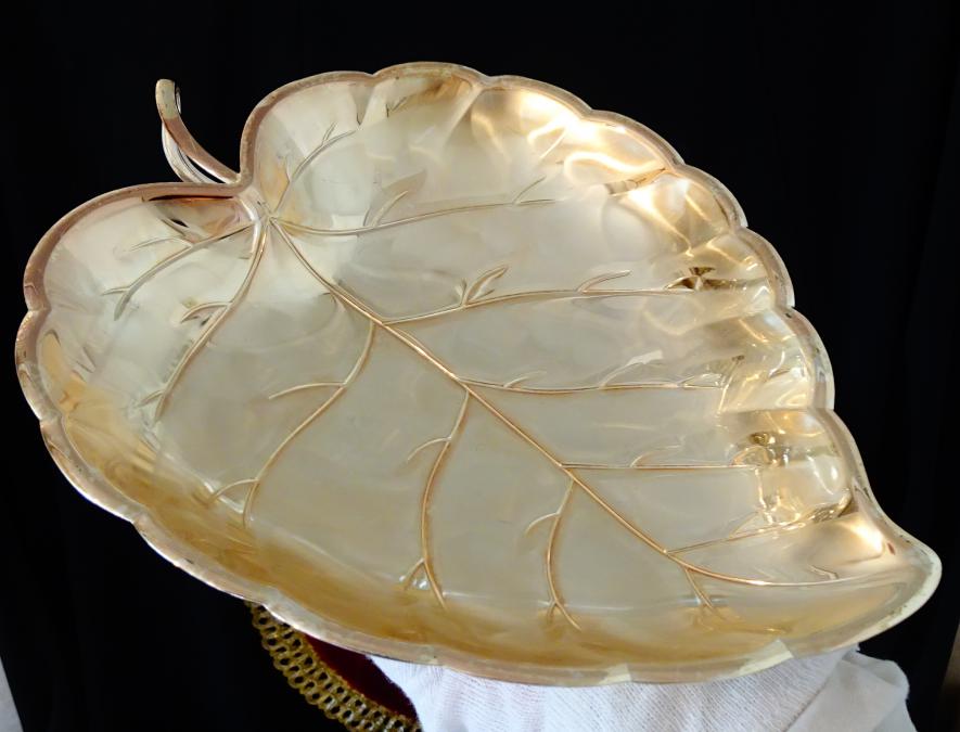 Посребрена фруктиера, купа с дизайн на листо.