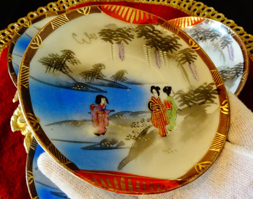 Японски порцеланови чинии 2 броя, злато.