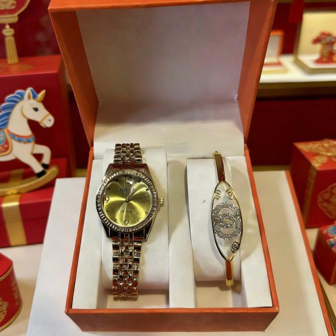 Елегантен дамски комплект Часовник със златна верижка и камъни  грив