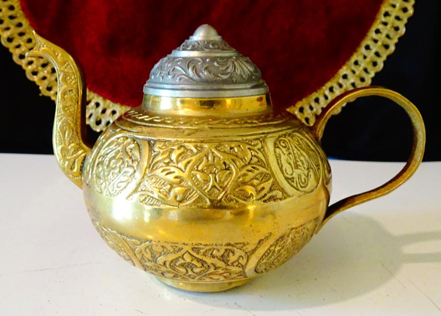 Бронзов чайник 380 гр., Св. София, орнаменти.