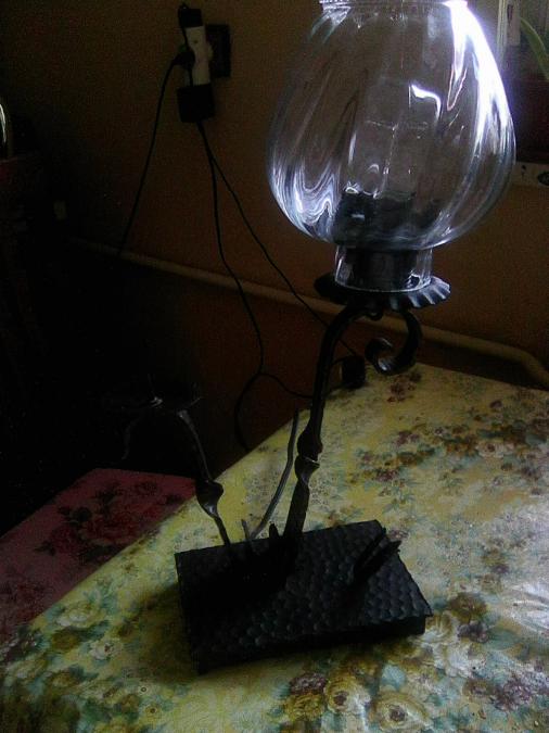 Комбинирани електрическа лампа и свещник от ковано желязо