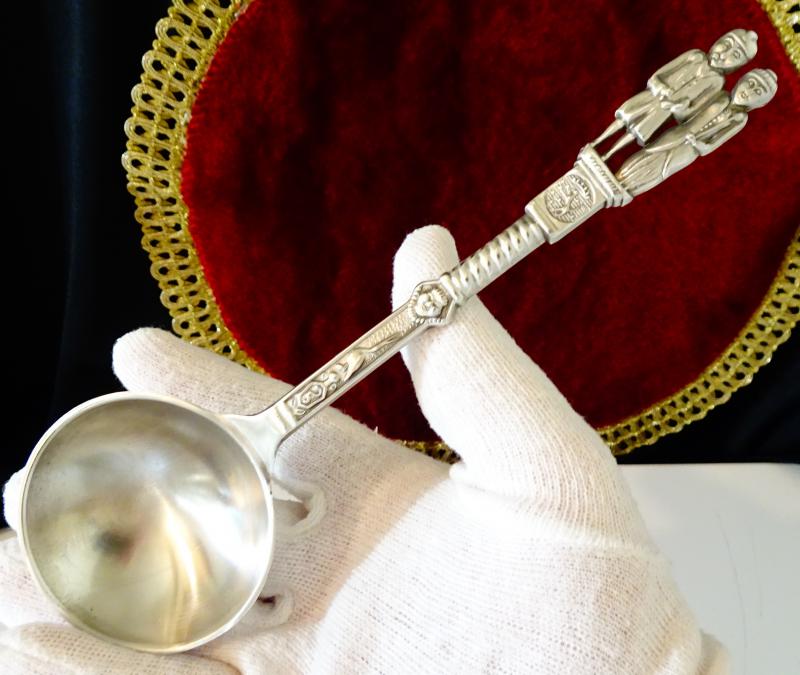 Калаена лъжица за калаена сватба с фигури на съпрузи, лъв, щъркел