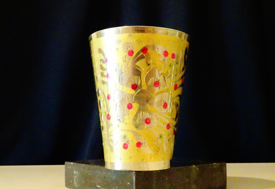 Старинна бронзова чаша, декорирана.