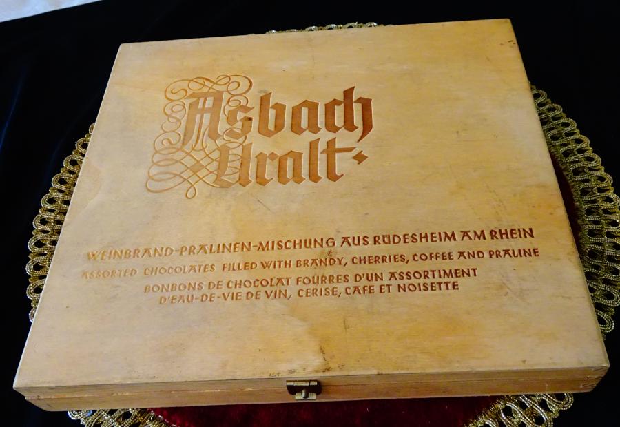 Дървена кутия от шоколадови бонбони Asbach Uralt.