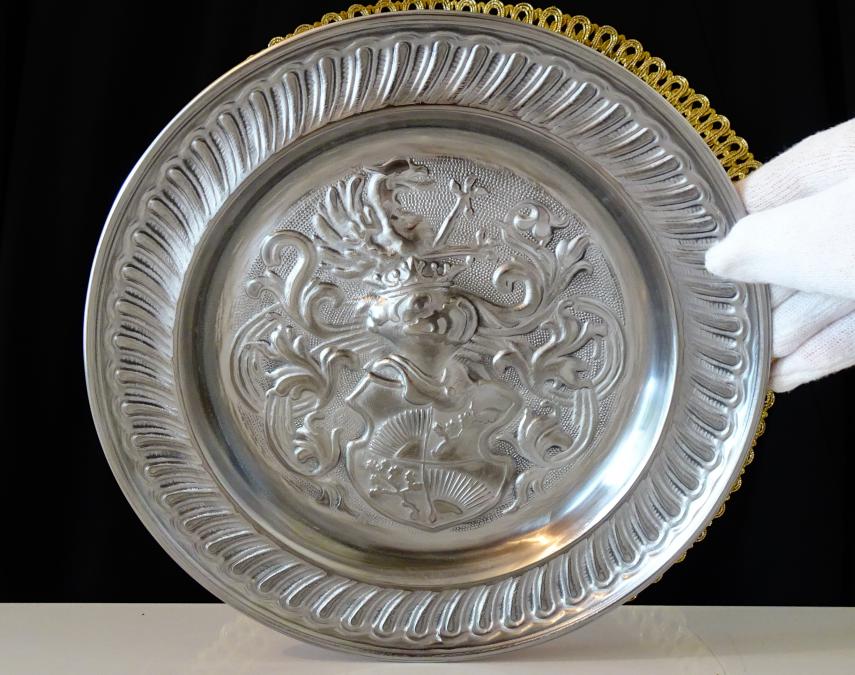 Калаена чиния, пано, Рицар, Дракон, щит, 700 гр., барок.