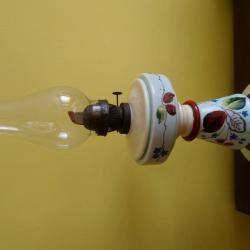 Стара порцеланова газена лампа.